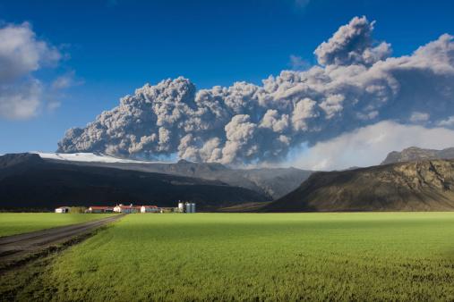 Erupção do vulcão Eyjafjallajökull. (Fonte: Getty Images / Reprodução)