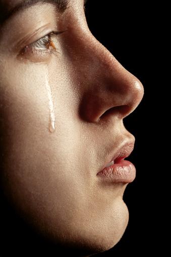 Estudo mostrou redução de 43,7% na agressividade masculina após cheirar lágrimas