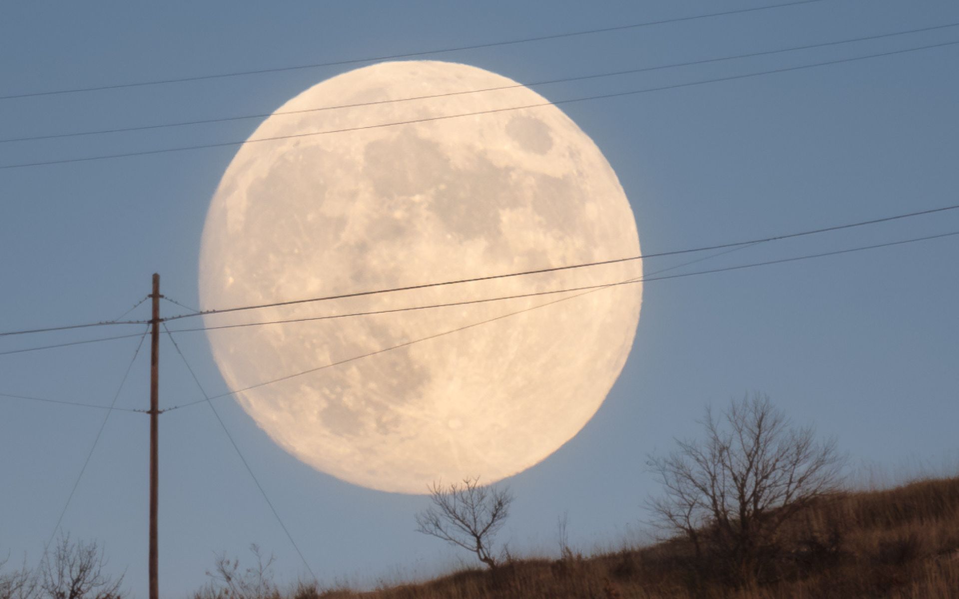 Por que podemos ver a lua durante o dia? A ciência responde!