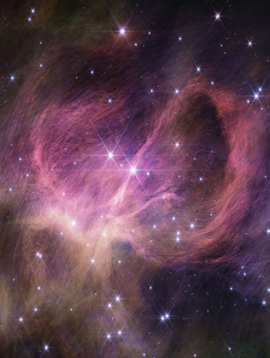 No centro da imagem, é exibida um par de estrelas do tipo B em um sistema binário; as estrelas mais fracadas estão espalhadas pela fotografia.