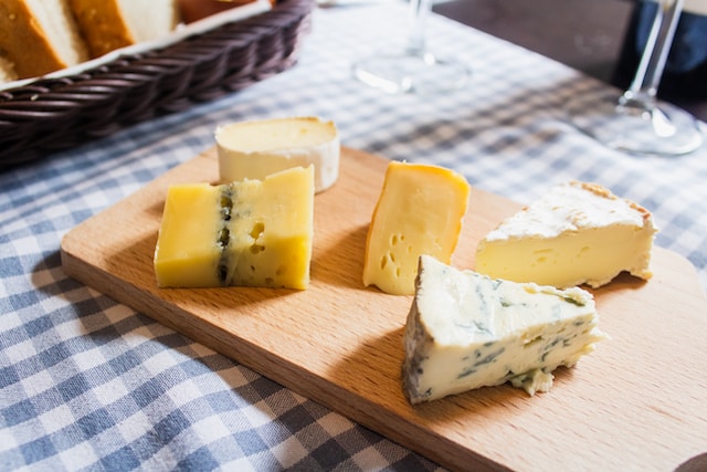 Exemplos de queijos mofados seguros para ingestão. (Foto: Unsplash)