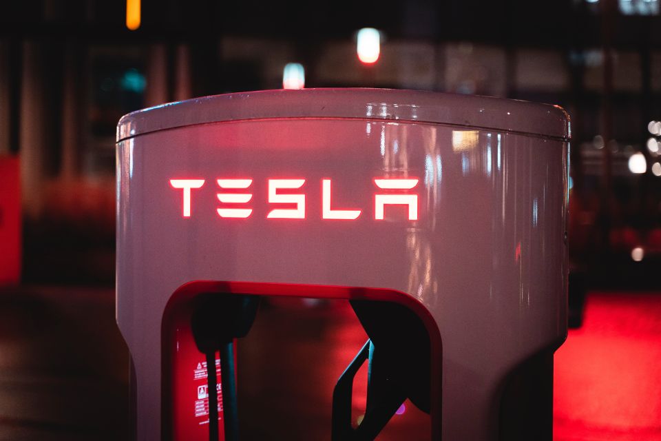 Robô ataca engenheiro em fábrica da Tesla nos Estados Unidos