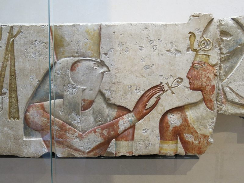 O deus Hórus oferece um Ankh ao faraó Ramsés II. (Fonte: Wikimedia Commons)