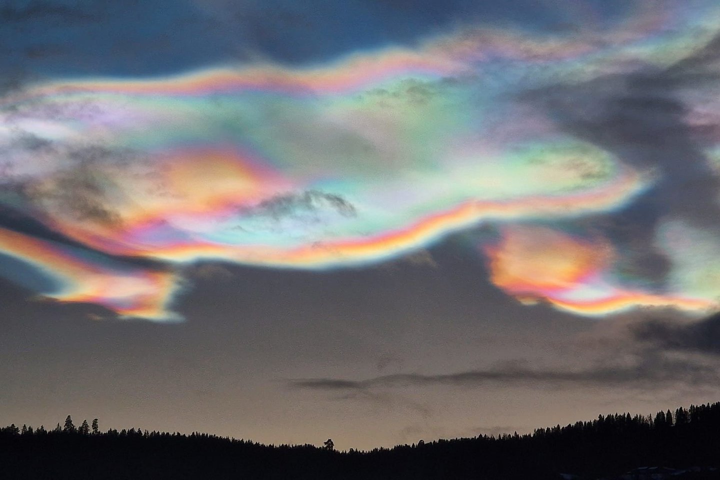 Nuvens estratosféricas polares são extremamente coloridas e fazem um belo espetáculo. (Fonte: Ramune Šapailaite - Facebook/ Divulgação)