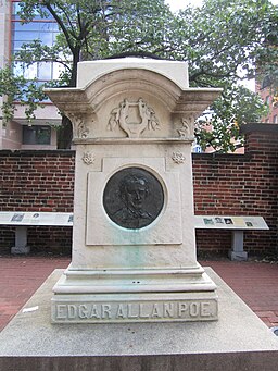 Túmulo de Edgar Allan Poe. (Fonte: Wikimedia Commons)