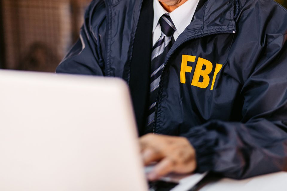 Foragido do FBI e da Interpol expõe perseguições no TikTok; entenda