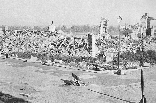 O Castelo Real de Varsóvia foi completamente destruído pelos alemães em 1944. (Fonte: Wikimedia Commons)