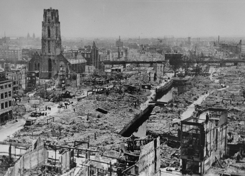 Foto de Roterdã após ser bombardeada pelos alemães em 1940. (Fonte: United States Holocaust Memorial Museum/Reprodução)