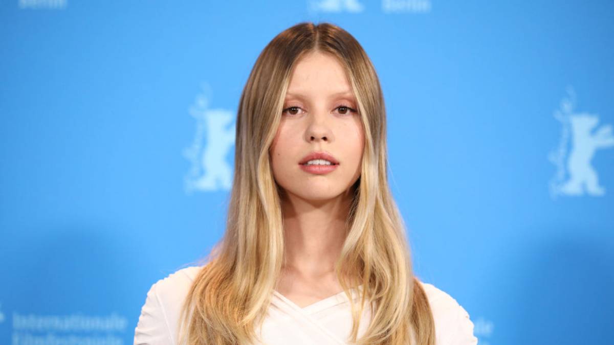 Mia Goth é processada por supostamente chutar figurante no filme MaXXXine