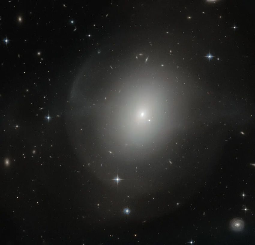 Capturada pelo telescópio espacial Hubble, imagem mostra a galáxia elíptica NGC 2865, que fica a cerca de 100 milhões de anos-luz de distância daqui (Fonte: Nasa/Reprodução)