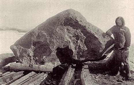 Robert Peary e parte do meteorito de Cape York. (Fonte: Wikimedia Commons/Reprodução)