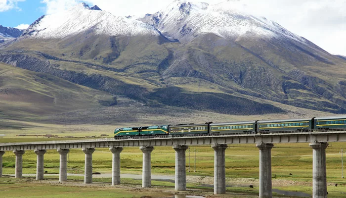 O trem da linha Qinghai-Tibete viaja em trilhos elevados. (Fonte: Tibet Tour/ Divulgação)