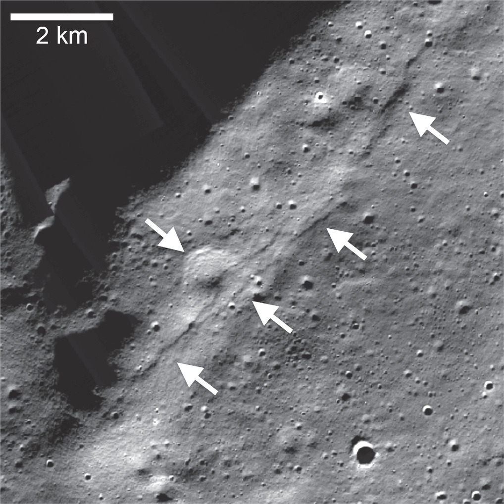Imagem mostra falhas no polo sul lunar. (Fonte: Watters et al/ Divulgação)