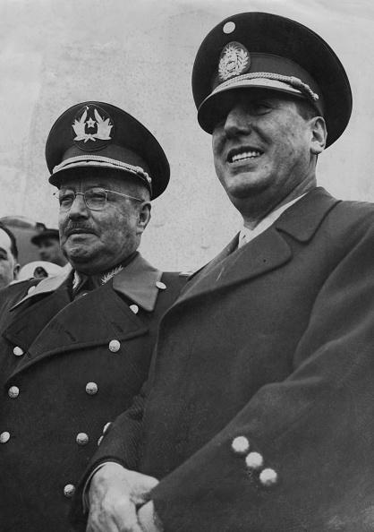  Juan Domingo Perón, que aparece à direita, permitiu a entrada de nazistas na Argentina. (Fonte: Getty Images)