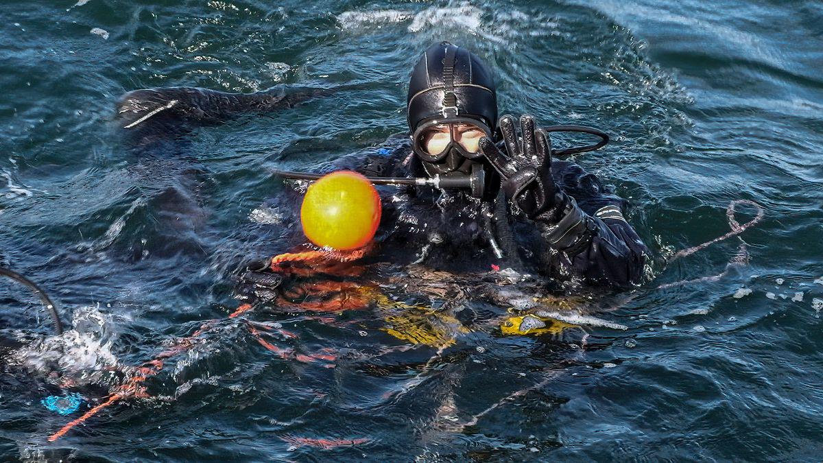 Membro da equipe de pesquisa em mergulho inicial até a construção submersa.