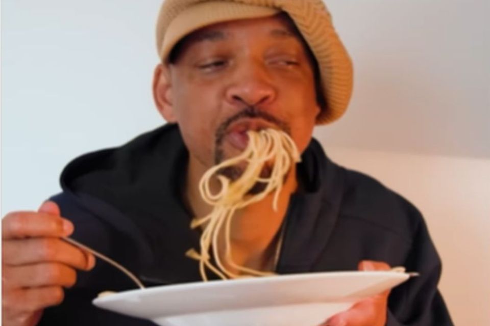 Will Smith zomba de vídeo gerado por IA em que aparece comendo espaguete