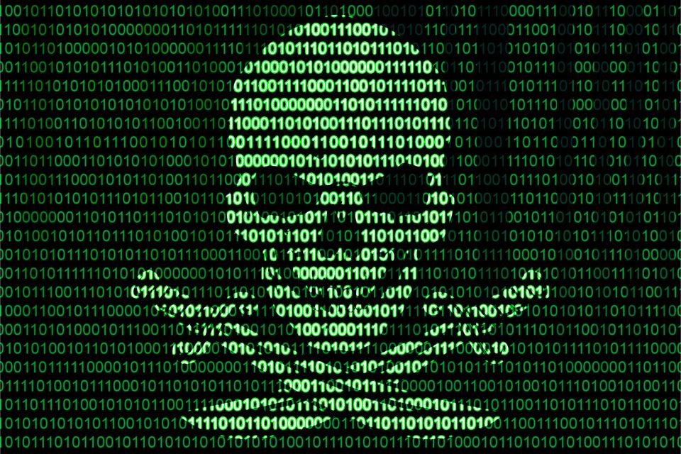 Como a pirataria colabora para o aumento de crimes virtuais?