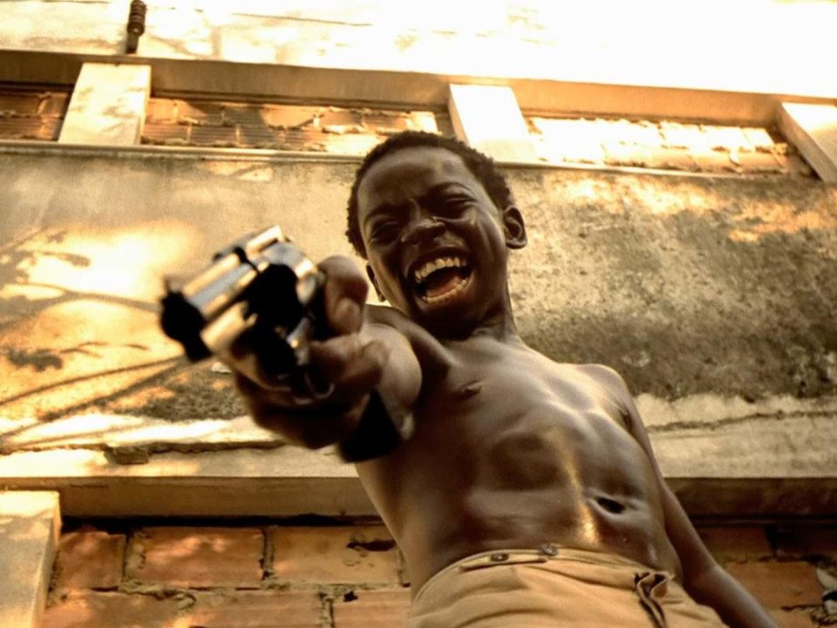 O filme trata da criminalidade vivida nas favelas cariocas.