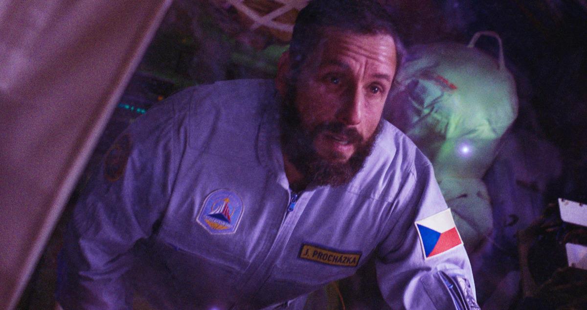 Adam Sandler interage com aranha gigante no filme O Astronauta. Entenda final do longa-metragem!