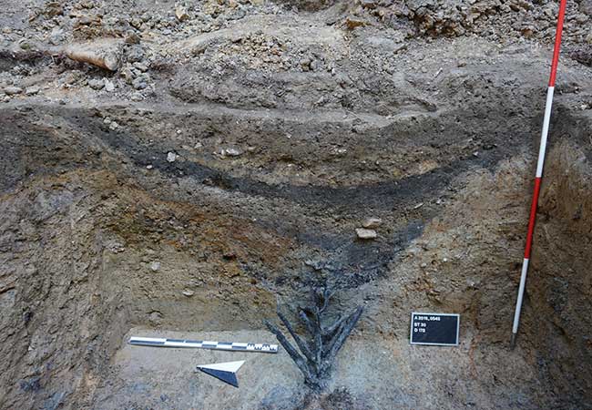 Escavação revelou artefato mencionado pelo imperador Júlio César. (Fonte: Frederico Auth, Universidade Goethe/ Divulgação)