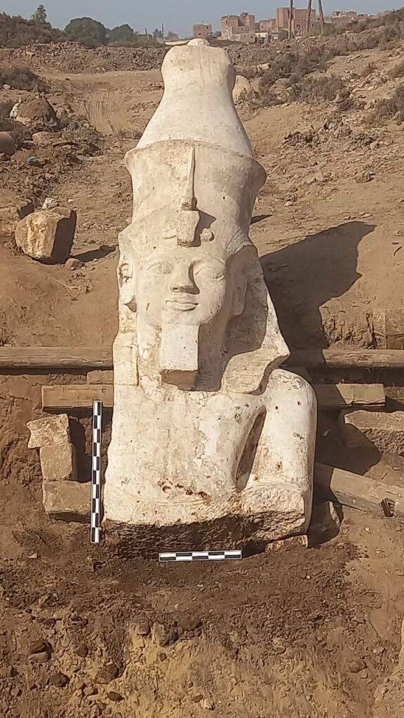A metade superior da estátua encontrada. (Fonte: Ministério Egípcio de Turismo e Antiguidades/ Reprodução)