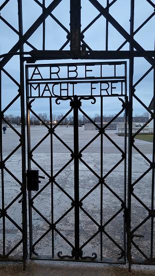 Portão de entrada do Campo de Concentração, em Dachau. (Fonte: Getty Images/Reprodução)