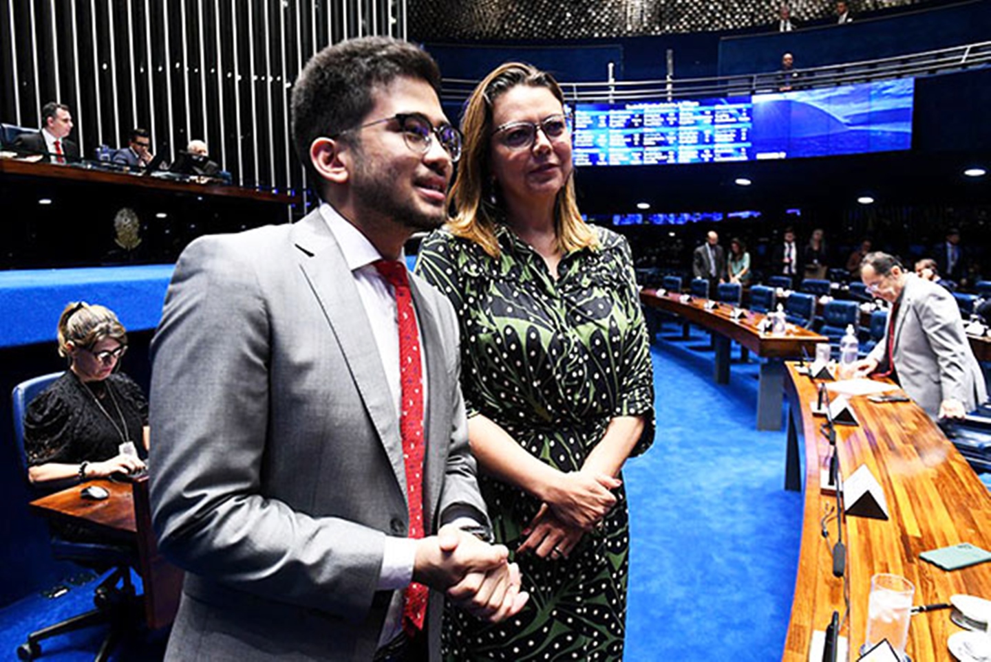 Deputado federal Kim Kataguiri (União-SP), autor da proposta, ao lado da relatora Leila Barros (PDT-DF).