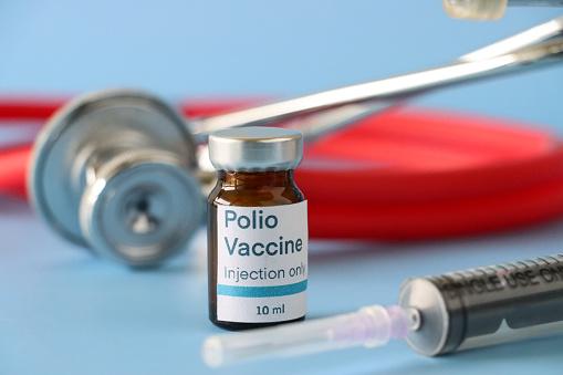 Vacinação contra a pólio começou na década de 1950.