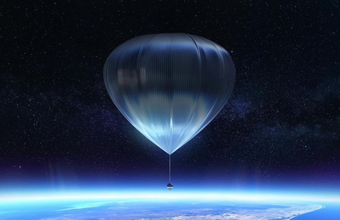 Cápsula Netuno sendo içada até a borda do espaço. (Fonte: SpaceVip/Divulgação)