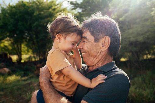 Em muitos países, a população mais idosa demonstrou estar mais satisfeita com a vida, quando em comparação com os mais jovens. (Fonte: Getty Images/Reprodução)
