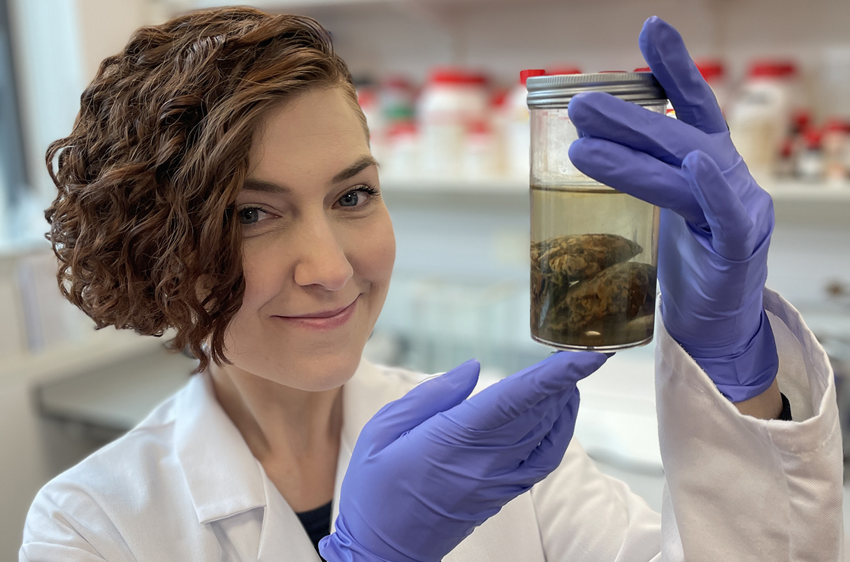 A cientista Alexandra Morton-Hayward apresenta um cérebro preservado. (Fonte: Graham Poulter, Science/ Divulgação) 