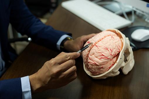 Danos cerebrais podem ser a causa do distúrbio. (Fonte: Getty Images/Reprodução)