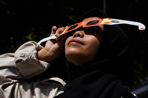 Apenas os óculos com padrão ISO 12312-2 são recomendados para ver o fenômeno. (Fonte: Getty Images/Reprodução)