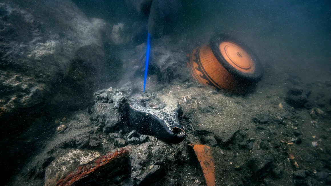 Resquícios de Thonis-Heracleion no fundo do mar. (Fonte: GettyImages)