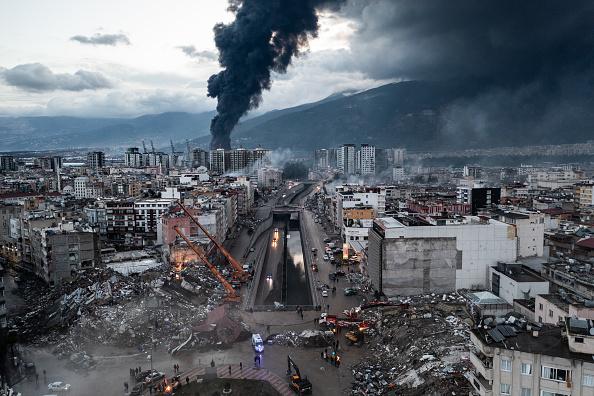 O uso de materiais avançados nas estruturas pode reduzir o colapso de construções nos terremotos. (Fonte: Getty Images/Reprodução)
