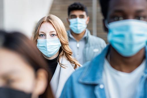 Pessoas usando máscaras de proteção contra doenças respiratórias. (Fonte: GettyImages)