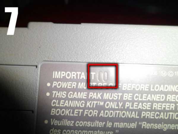 Os cartuchos originais de SNES contam com um código gravado, escondido pelo adesivo traseiro.