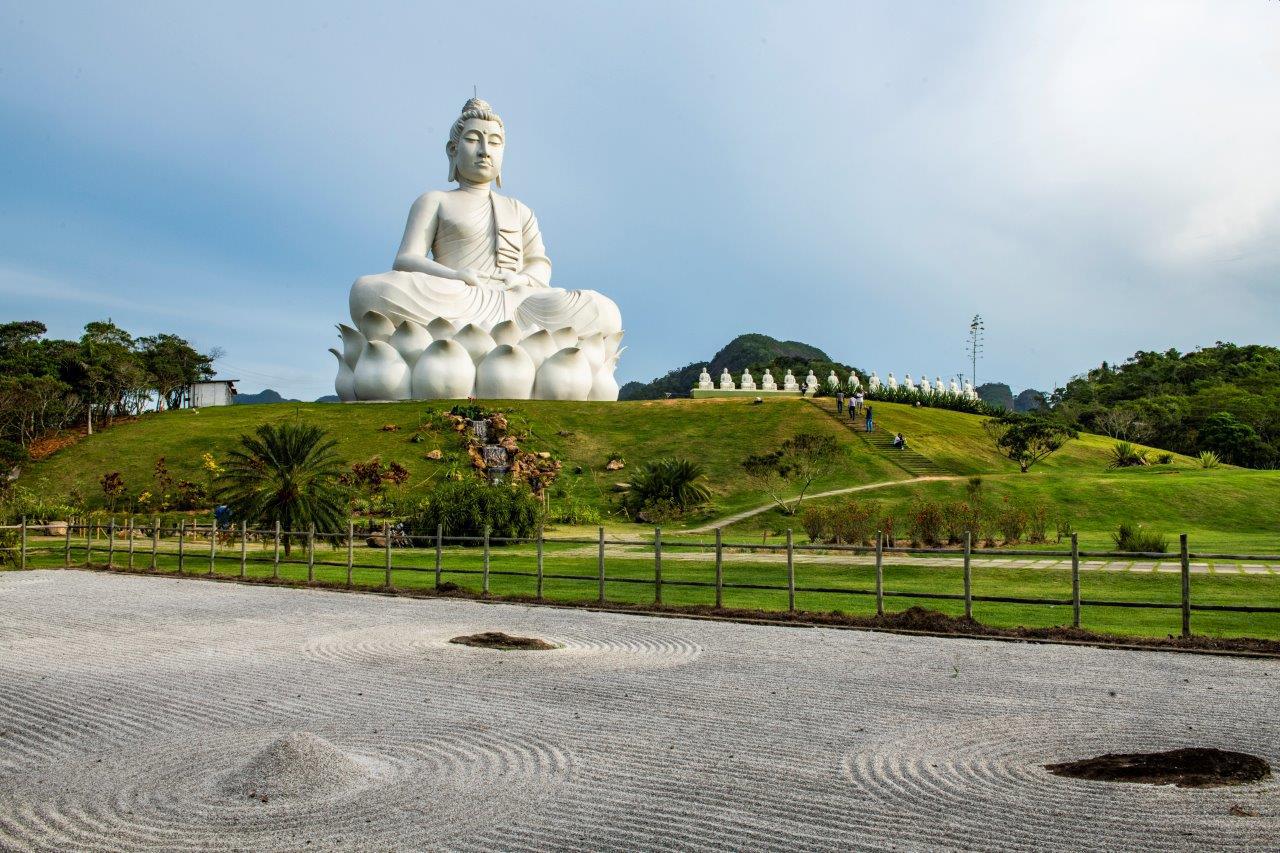 Visita ao Grande Buda de Ibiraçu é aberta ao público, e acontece a qualquer hora do dia. (Fonte: Mosteiro Zen/Divulgação)