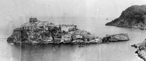 Foto do Penedo de Velez de la, em 1920, quando ainda era uma ilha separada do continente. (Fonte: Wikimedia Commons/Reprodução)