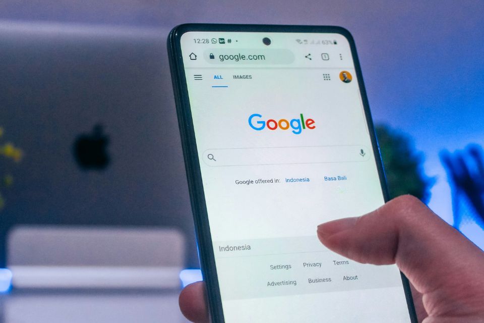 Google prepara botão no Android para pesquisar números desconhecidos e mais novidades