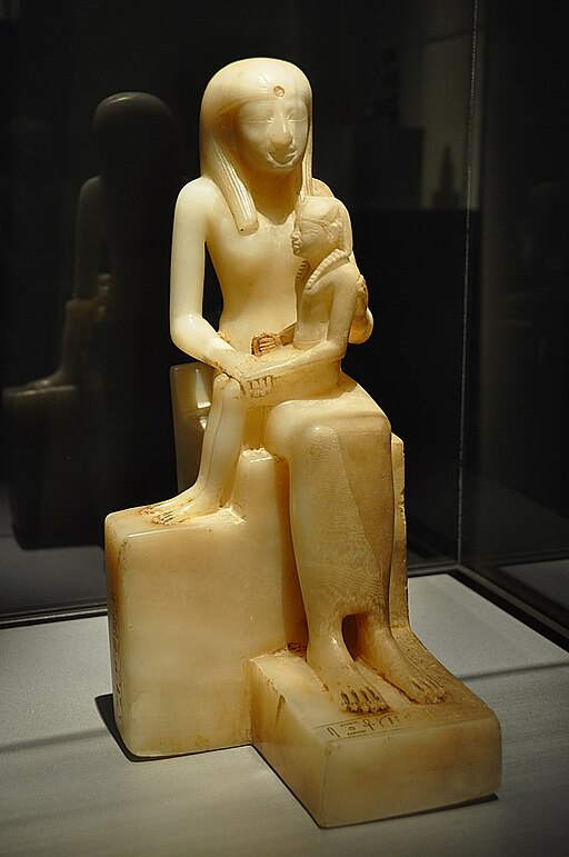 Estátua de Pepi II e sua mãe, Anqunesmeriré II. (Fonte: Wikimedia Commons/Reprodução)