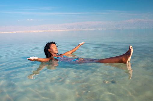 Com a baixa densidade da água no Mar Morto, é praticamente impossível se afogar. (Fonte: Getty Images/Reprodução)