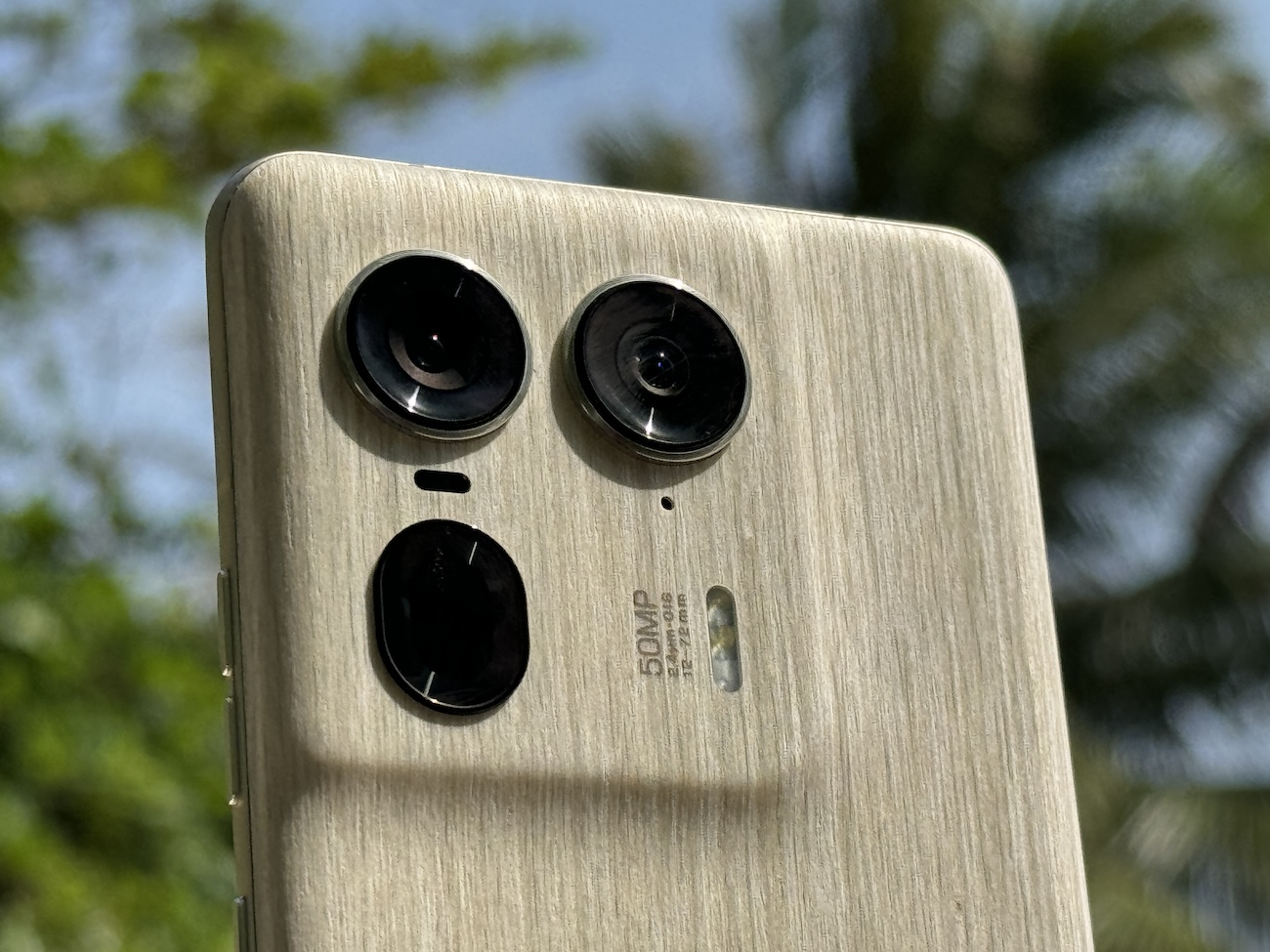 Motorola anuncia Edge 50 com a melhor câmera que já fez e versão em madeira