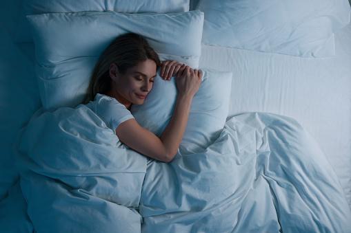 Ter uma boa noite de sono é fundamental para reduzir o risco de desenvolver ansiedade, bem como outros transtornos mentais. (Fonte: Getty Images/Reprodução)