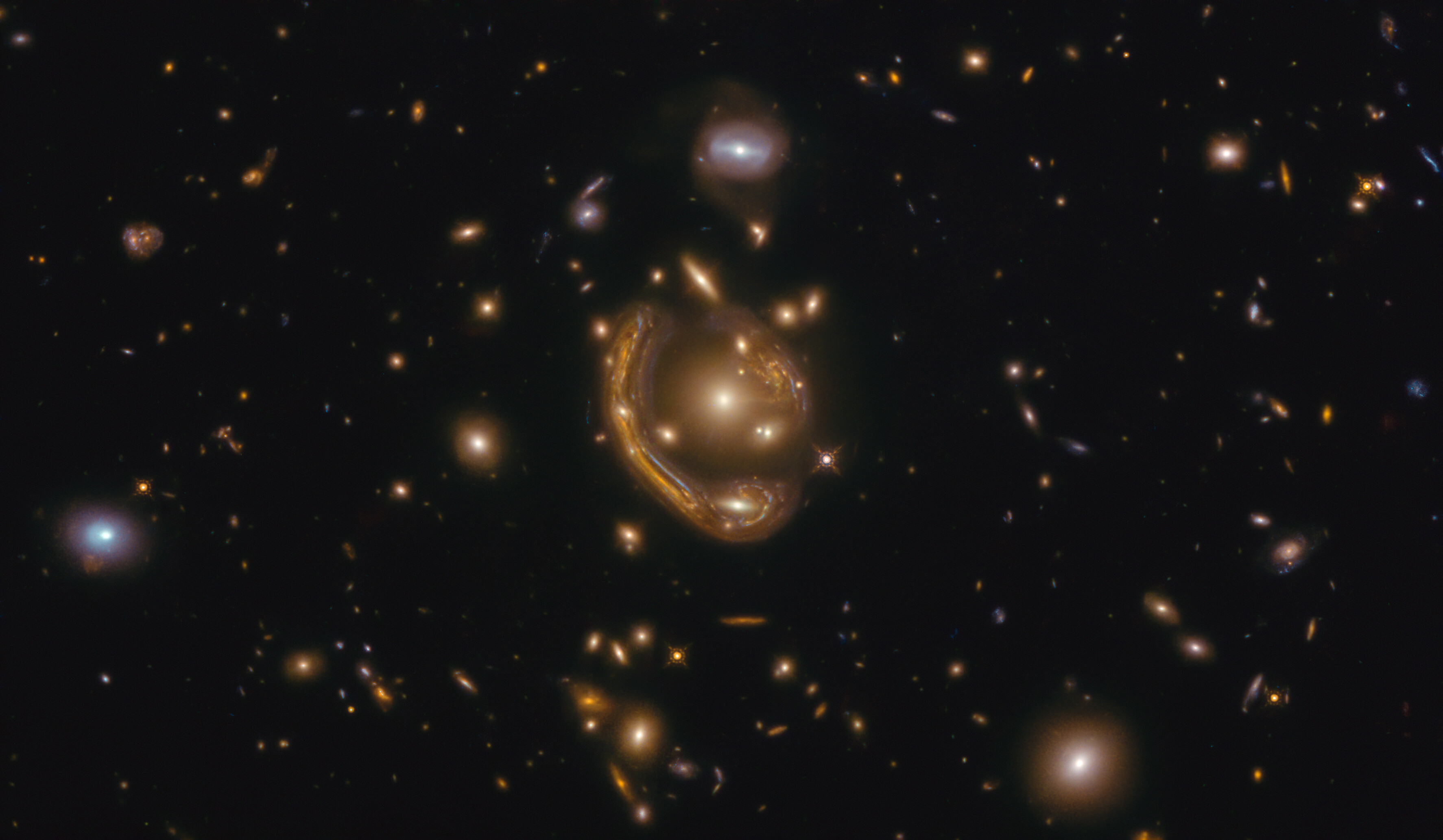 Anel de Einstein sugere que matéria escura interage entre si mesma; entenda