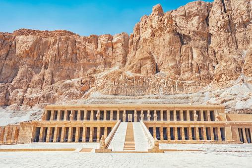 O Templo Mortuário de Hatshepsut está localizado na margem ocidental do Rio Nilo, no Egito. (Fonte: Getty Images/Reprodução)