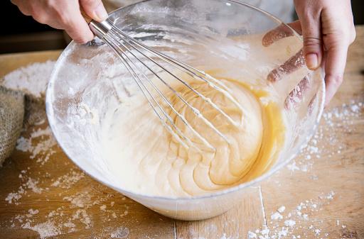 Resista ao impulso de experimentar a massa de bolo crua, pois ela pode estar contaminada por alguma bactéria. (Fonte: Getty Images/Reprodução)