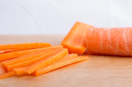 O consumo de cenoura em excesso pode provocar a mudança de cor da pele. (Fonte: Getty Images/Reprodução)