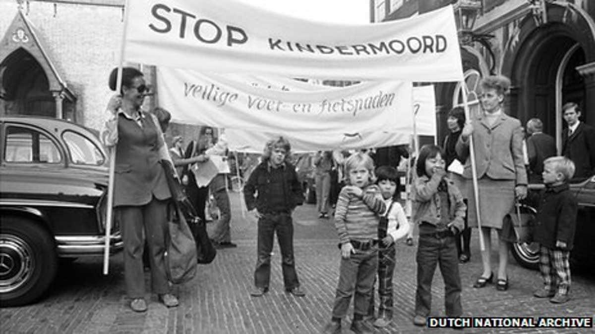 A década de 1970 foi recheada de protestos contra automóveis nos Países Baixos. (Fonte: Dutch National Archive/Reprodução)