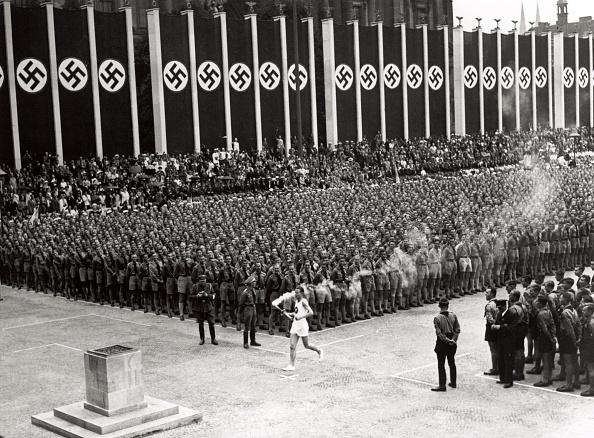 Embora tenha surgido como uma ideia nazista, revezamento da tocha olímpica é uma cerimônia importante na atualidade. (Fonte: GettyImages)